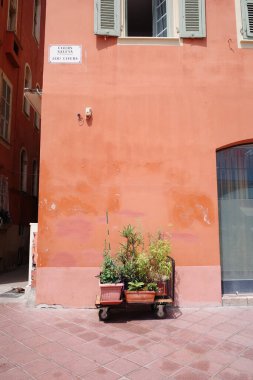 Bir grup insan sokakta yürüyor.