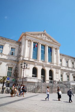 Bir grup insan sokakta yürüyor.