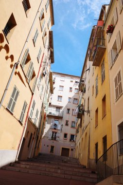 Bir grup insan sokakta yürüyor.