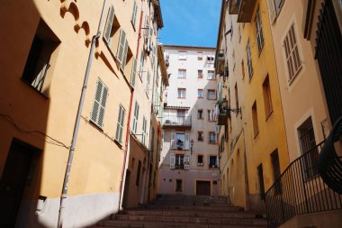 Bir grup insan sokakta yürüyor.