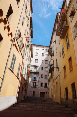 Bir grup insan sokakta yürüyor.