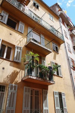 İkinci katta balkon ve balkon olan bir bina.