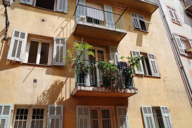 Balkonlu bir bina ve saksılı bir balkon.