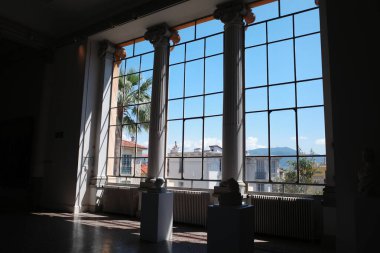 Geniş pencereli ve manzaralı bir oda.