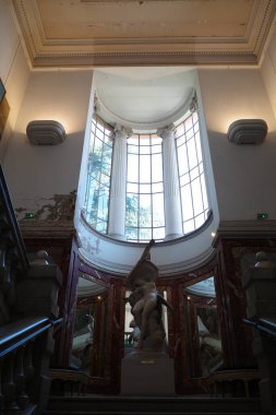 Ortasında heykel olan büyük bir bina.