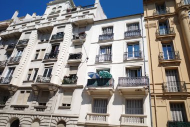 Üzerinde saat olan bir bina.