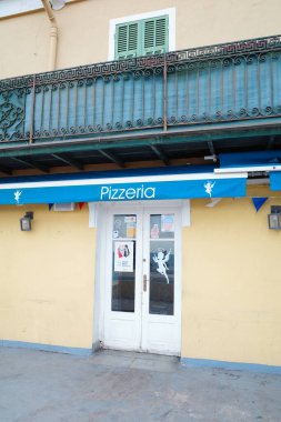 Mavi tenteli bir pizzacı ve 