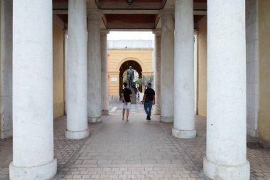 Bir grup insan bir binanın içinden geçiyor.