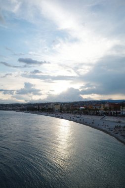 Suyu ve gökyüzü olan bir sahil.