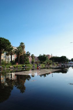 Etrafında insanların yürüdüğü bir göl.