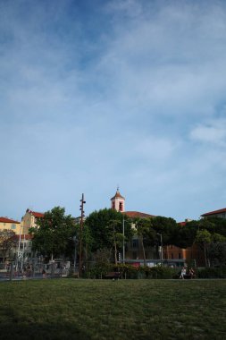 Tarlada uçurtma uçuran biri.