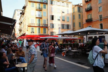 Bir grup insan sokakta yürüyor.