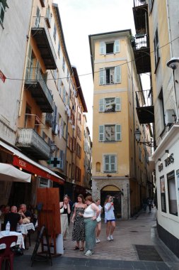 Bir grup insan sokakta yürüyor.