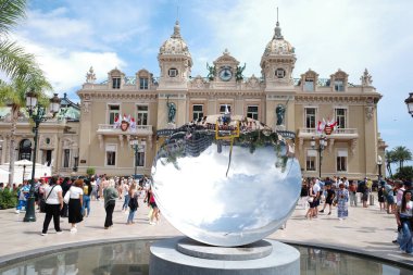 Önünde büyük bir ayna topu olan büyük bir bina.