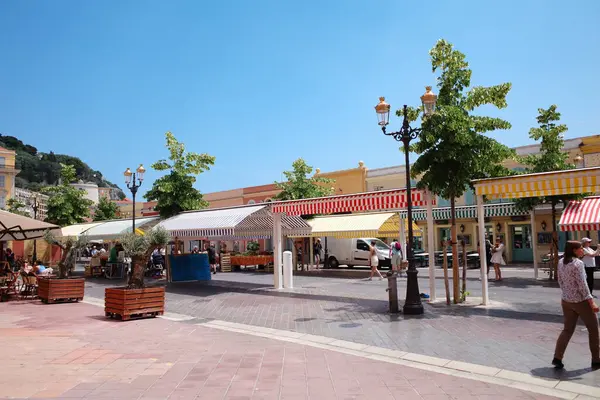 Bir grup insan sokakta yürüyor.