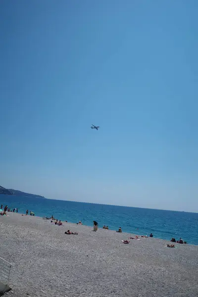 Sahilde üzerinde insanlar olan bir uçak.