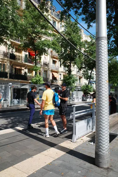 Bir grup insan caddeden karşıya geçiyor.