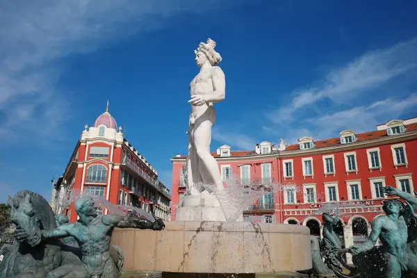 Binanın önünde heykeller olan bir çeşme.