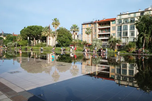 Bir grup insan gölette yürüyor.