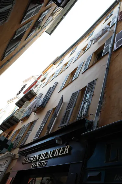 Üzerinde saat olan bir bina.