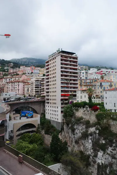 Köprüsü ve üzerinde uçan bir uçağı olan bir şehir.