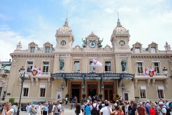 Dışarıda bir sürü insan olan büyük bir bina.