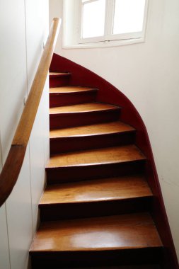 Arka planda penceresi olan bir merdiven
