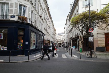 İnsanların yürüdüğü bir cadde.