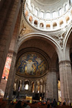 Kubbesi ve vitray penceresi olan bir kilise.