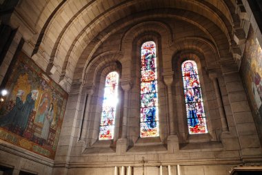 Vitray pencereli ve banklı bir kilise.