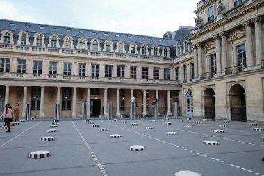 Beyaz bankları olan bir avlu.