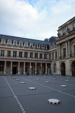 Bina ve saat kulesi olan bir avlu.