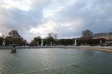 Bir kaynak ki, tam ortasında bir çeşme var.