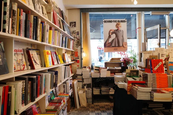 Büyük bir penceresi ve bir sürü kitabı olan bir kitapçı.