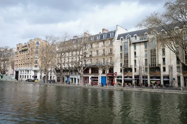 İçinde binalar ve bir tekne olan bir nehir.