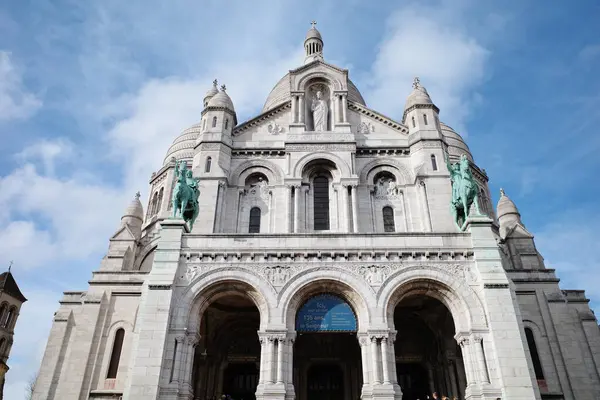 Önünde saati olan büyük bir bina.