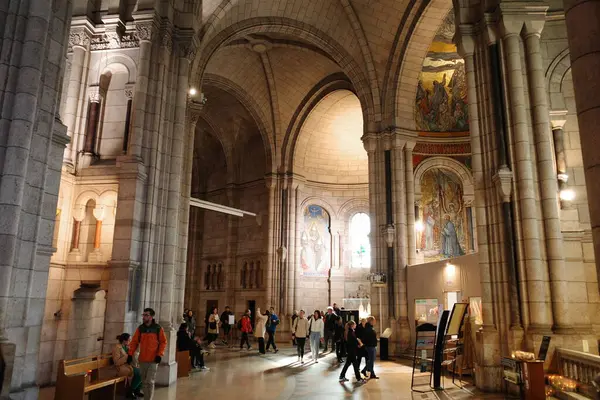 Bir grup insan katedralde yürüyor.