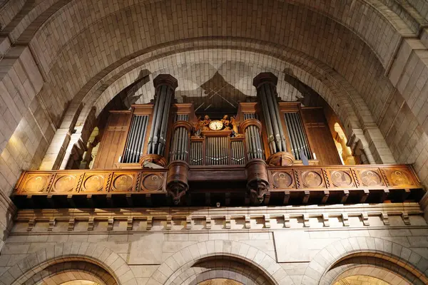 Binada saati olan büyük bir organ.