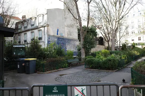 Binanın önündeki çitin üstünde bir tabela.