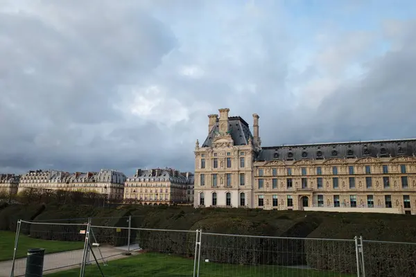 Ortasında saat kulesi olan büyük bir bina.