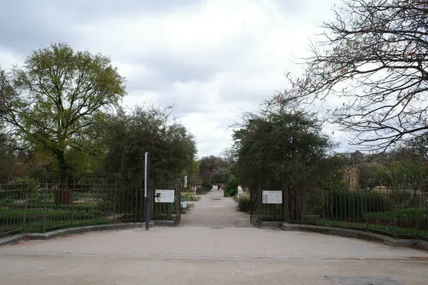 Üzerinde işaret olan bir parka giriş kapısı.