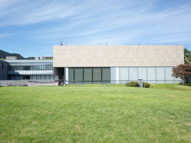 Önünde çimen olan bir bina.