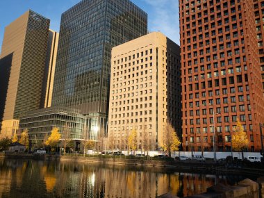 Nehir ve birkaç binası olan bir şehir.