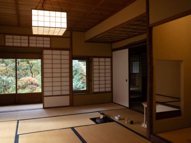 Tata ekranlı ve pencereli bir oda