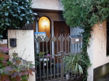 Binanın önünde üzerinde işaret olan bir kapı.