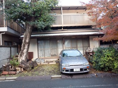 Evin önüne park etmiş bir araba.