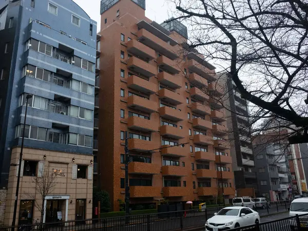 Üzerinde saat kulesi olan yüksek bir bina.