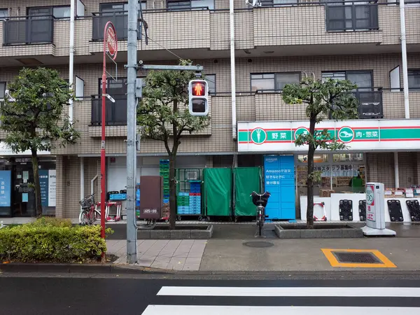 Bir sokak köşesinde bisikletli bir kişi.