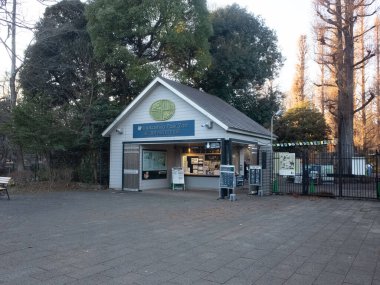 Önünde işaret olan küçük bir bina.