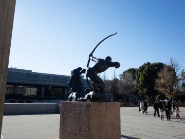 Ok ve yay tutan bir adamın heykeli.